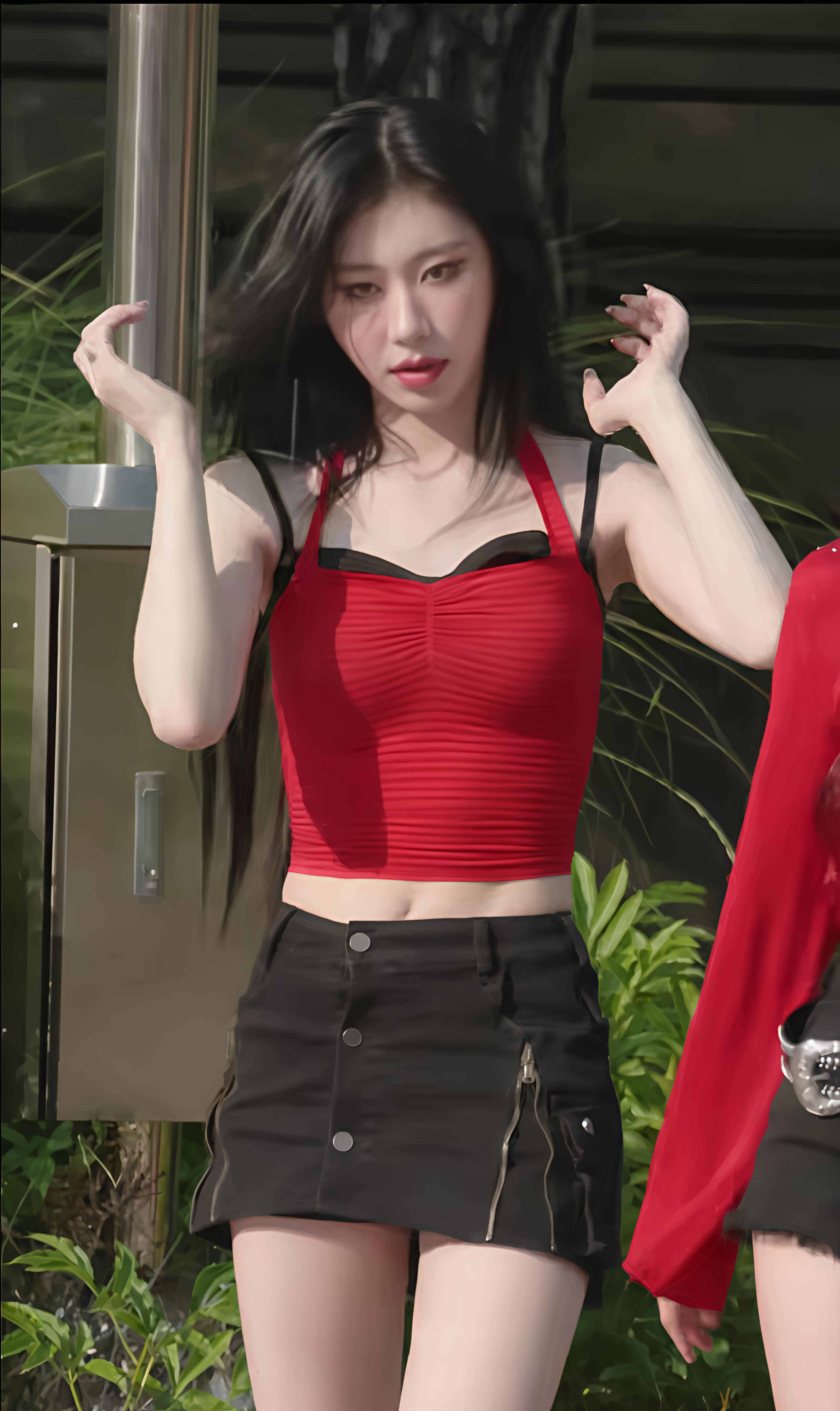 韩国女团itzy的成员李彩玲,那可是又漂亮又帅气