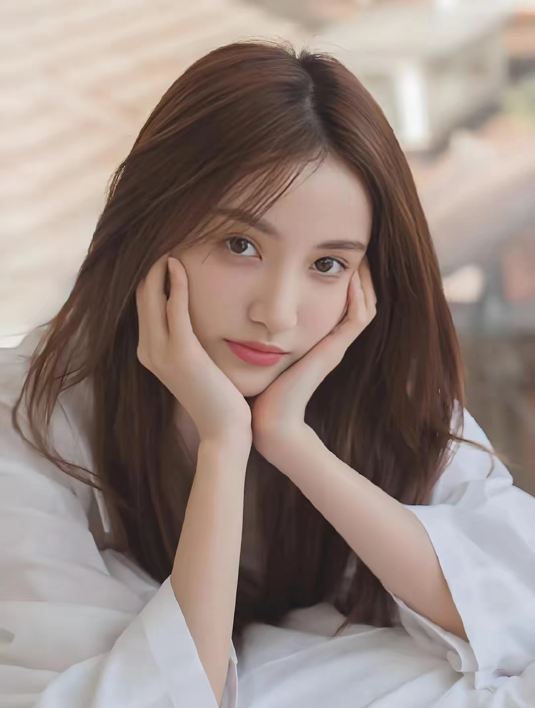 广东普宁,身高165cm,体重40kg,是从初代网红成功转型为演员的多栖艺人