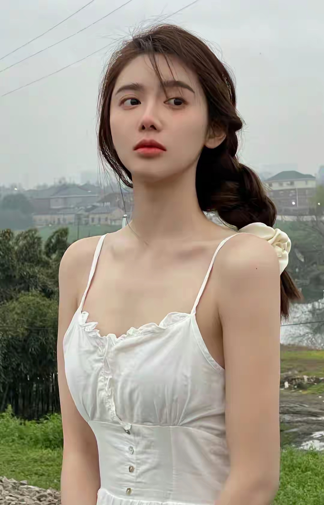 腾讯体育nba女主播的"一姐"美娜,本名宋美娜,1993年8月10日出生,毕业