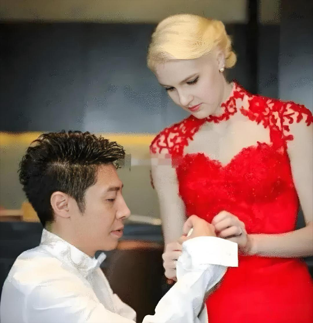 撒贝宁和李白结婚后拿出自己的银行卡交给李白露出