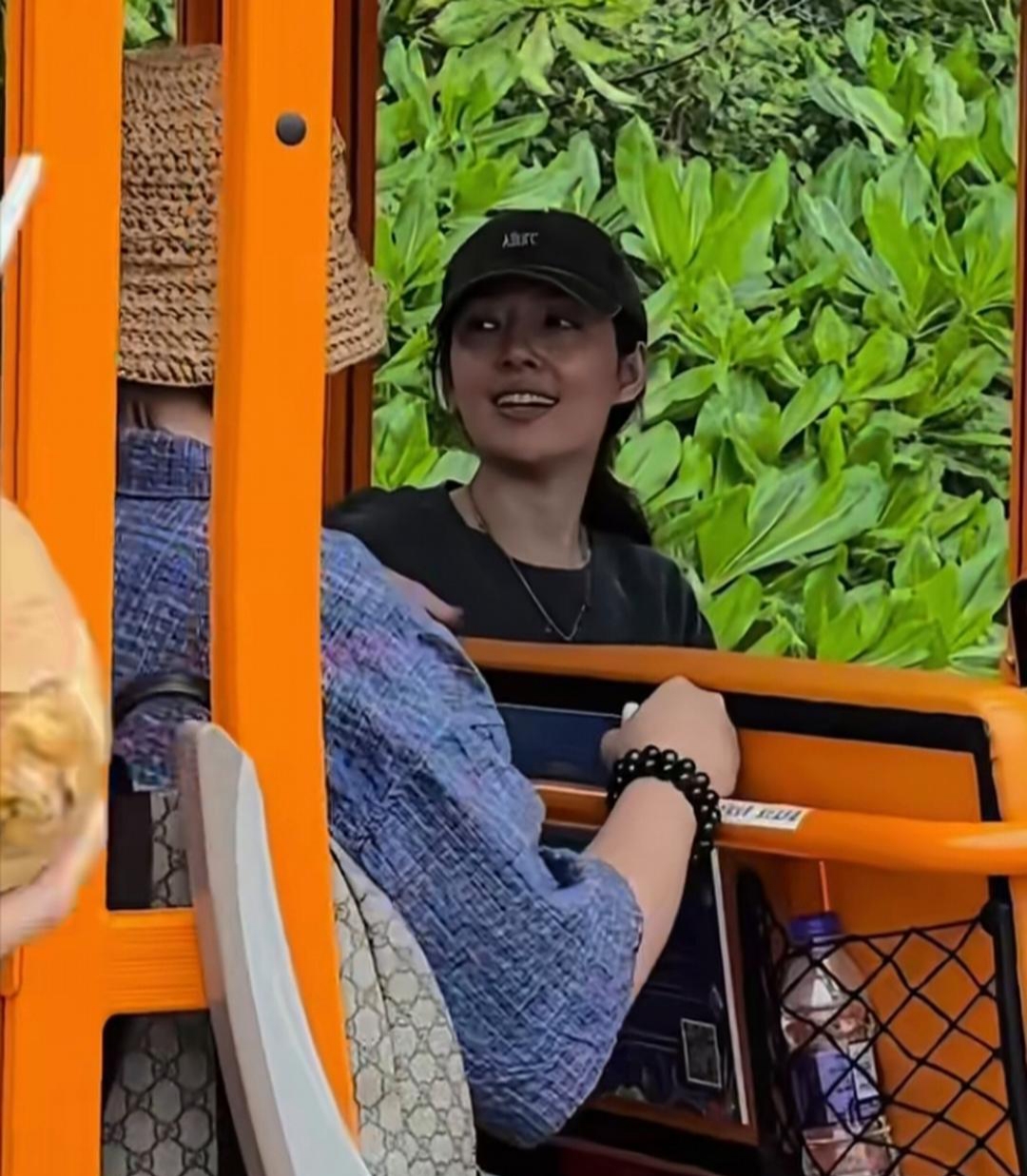 42岁郭碧婷现身海南岛旅游她穿着一身朴素的衣服皮肤晒黑了好多但