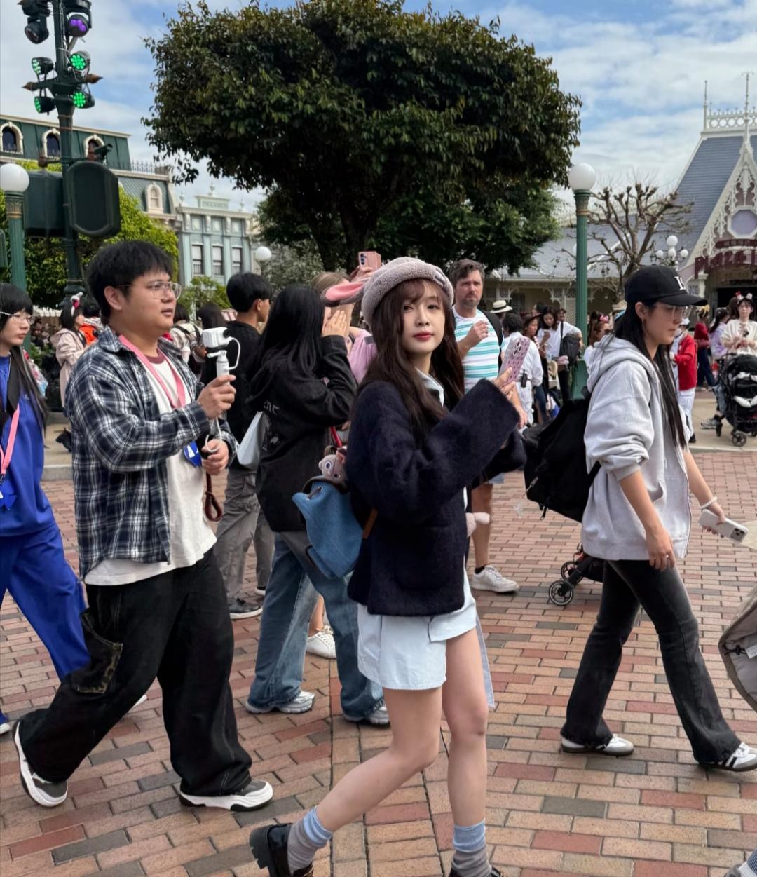 30岁吴宣仪和朋友现身香港迪士尼乐园游玩她的穿衣打扮好少女个子不