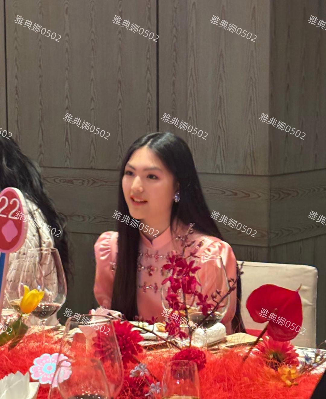 李湘在晚宴上对设计师李玲很热情还让王诗龄过来敬酒结交新人脉