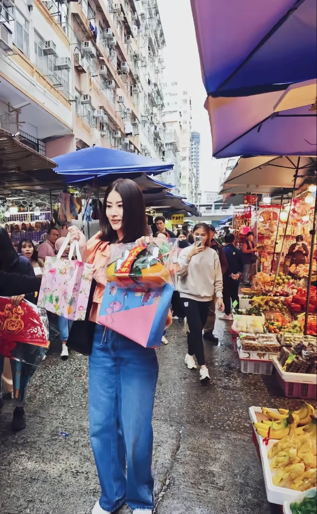 粉丝拍照热情配合笑容甜美特别亲切