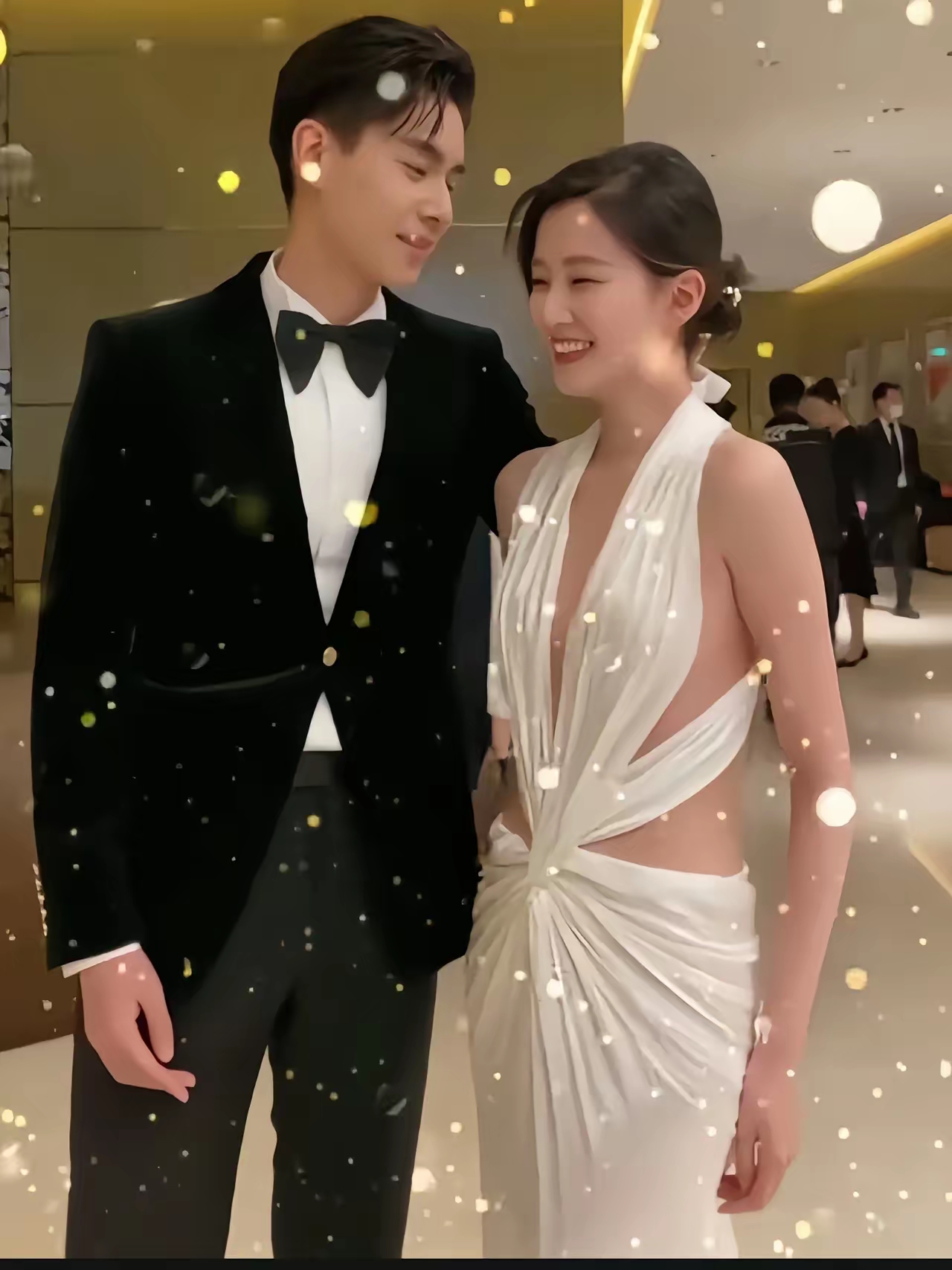 胡一天乔欣同框亮相活动,高林之花温柔又调皮