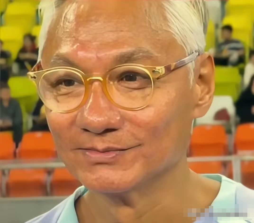 香港第一美男子林俊贤老成这样了,满头白发了,年轻时真的英俊潇洒