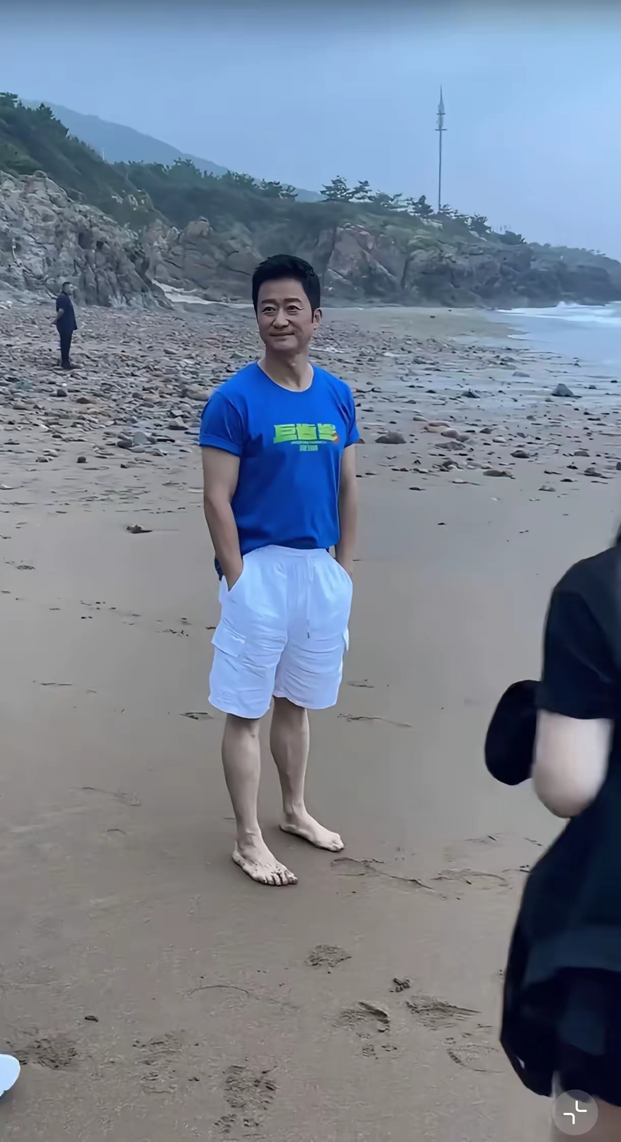 好多人追星,喜欢和吴京拍个照,别眼红.快点拍吧,战狼五战狼六战狼七!