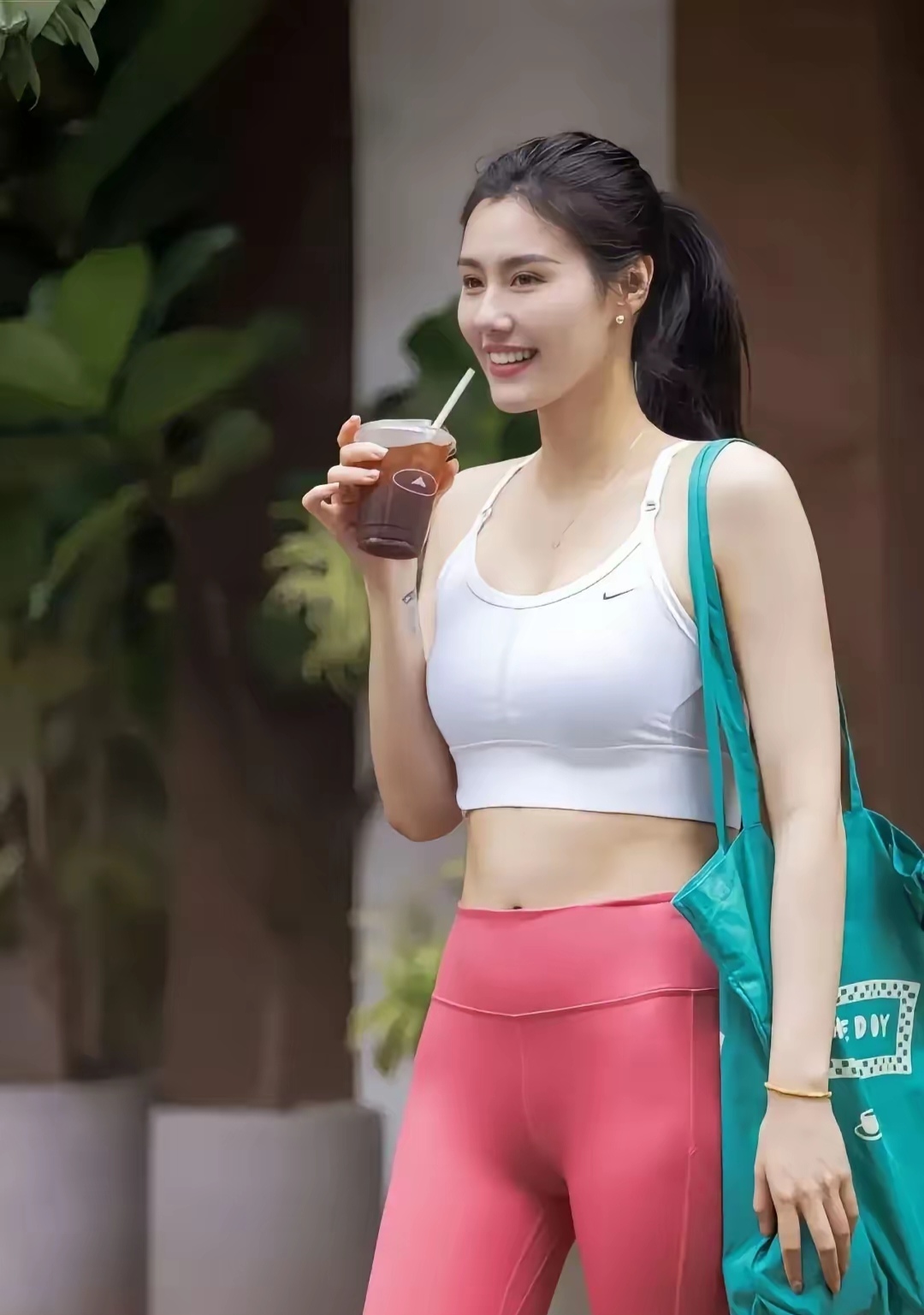 泳坛女神刘湘1996年出生的她身高172cm体重110斤