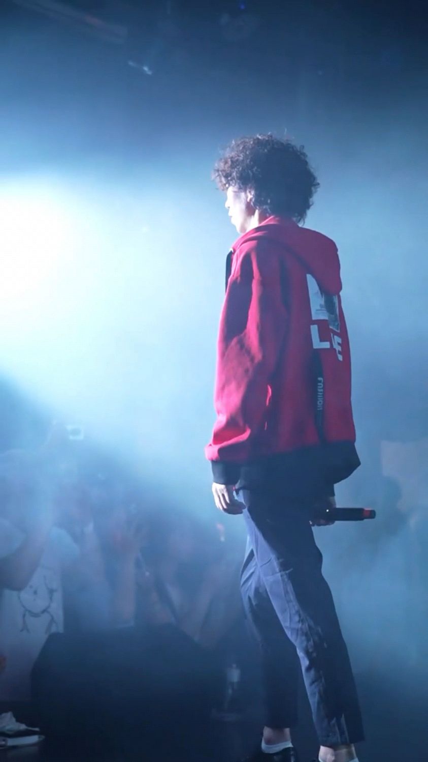 庞麦郎现场演唱《我的滑板鞋》