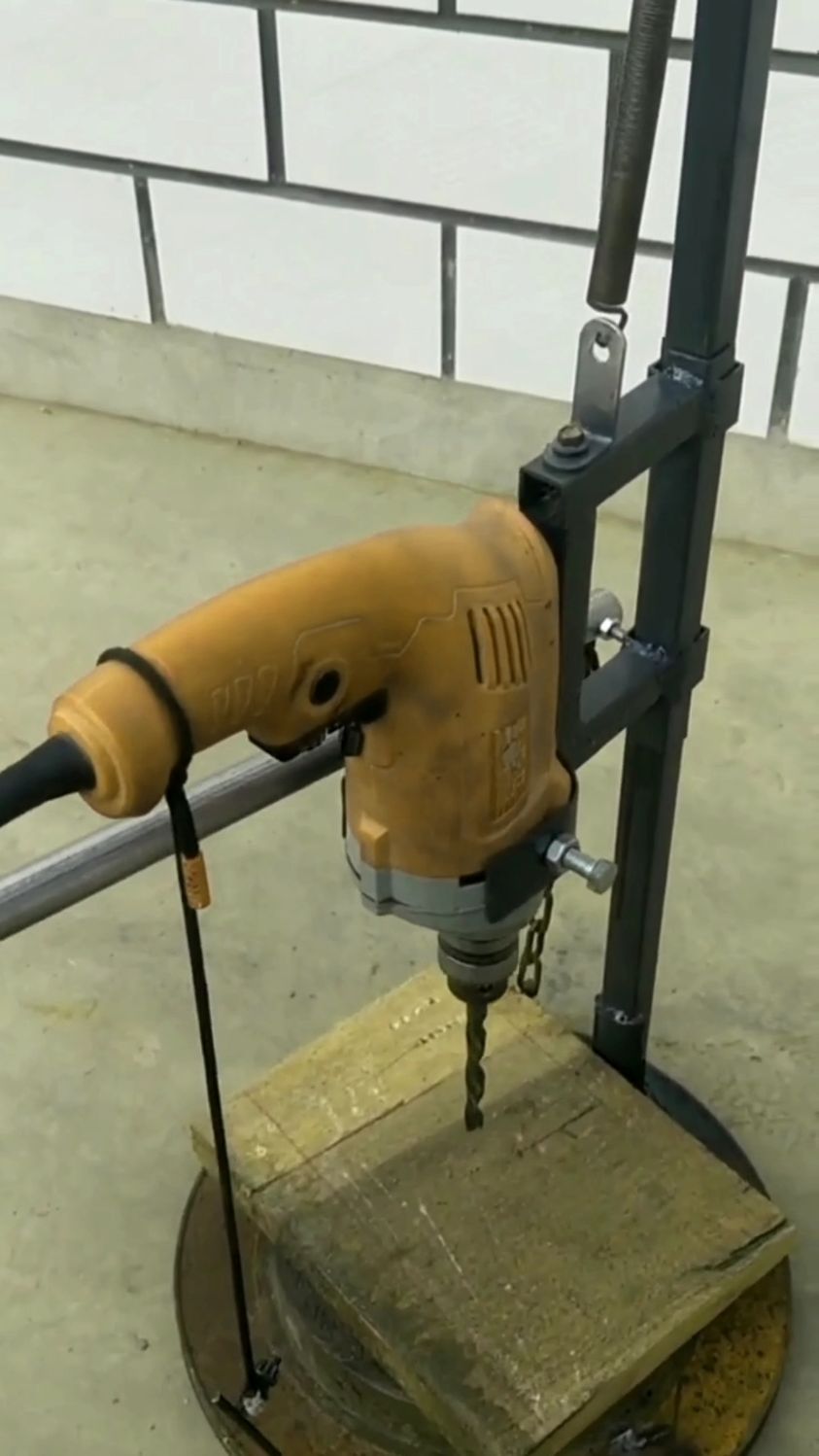 利用废料制作台钻