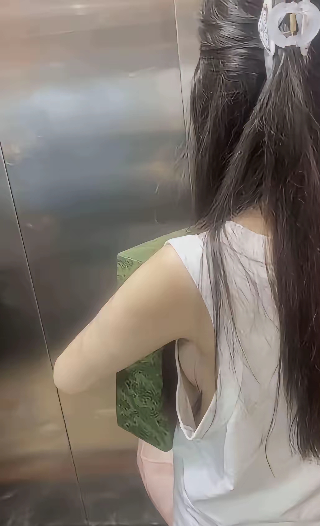 吓我一跳, 八成他是迟到了,太赶时间了 但是也不