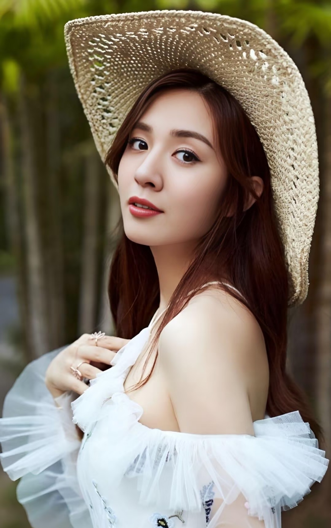 37岁的王晓晨一直过着低调的生活近日俞灏明模糊官宣两人关系王晓晨