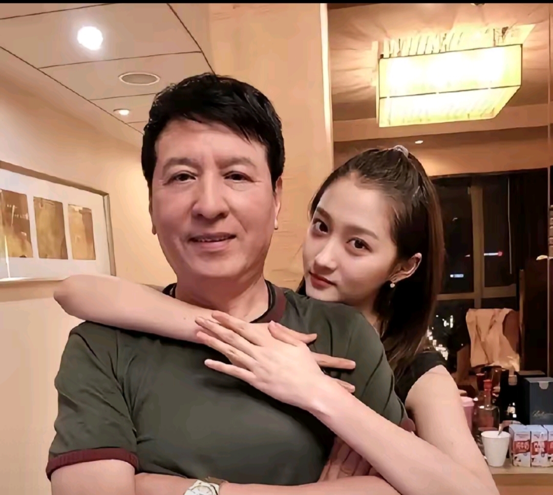 像关少曾对关晓彤,无条件宠爱