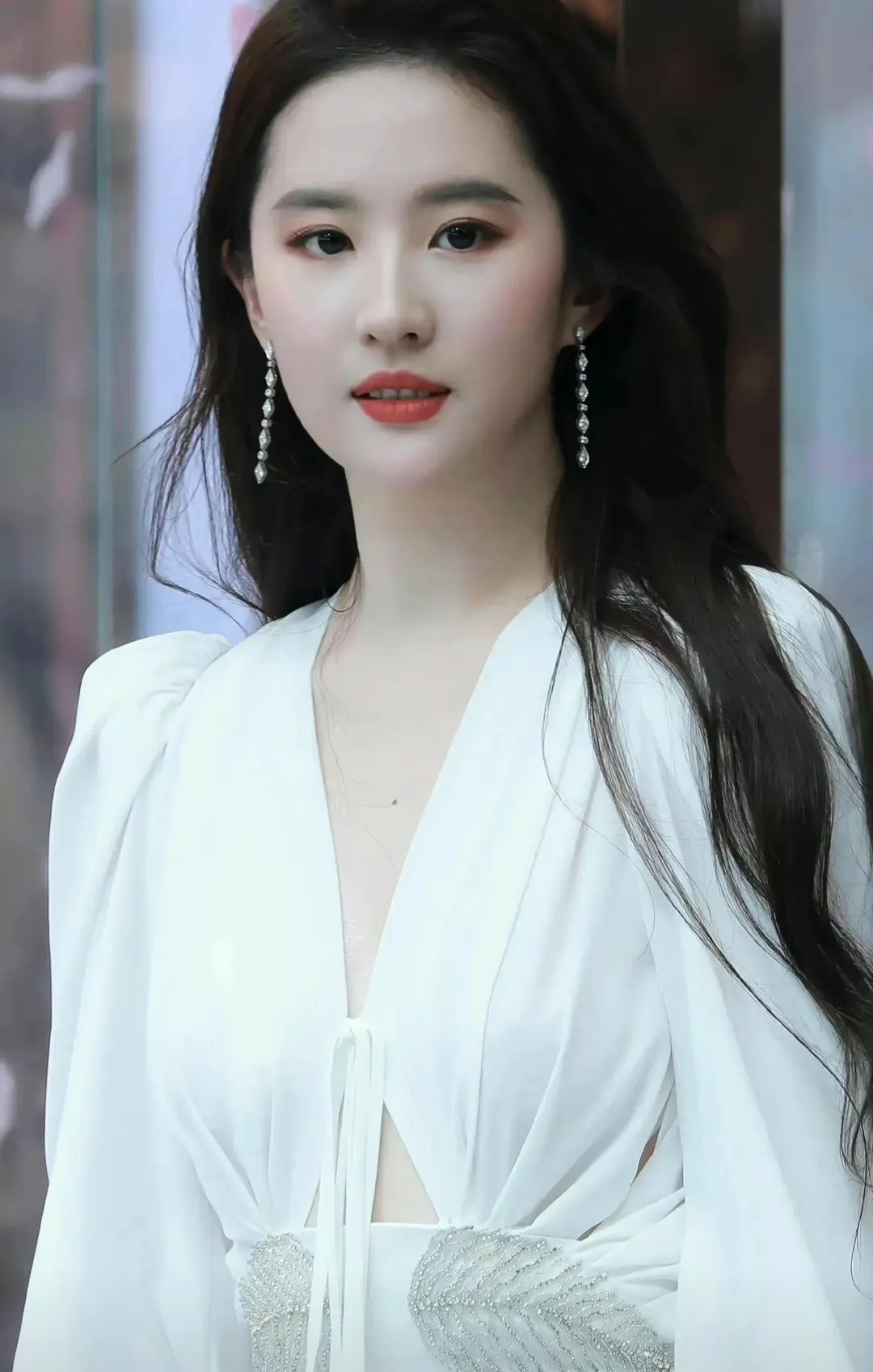 不花钱也能老得慢 刘亦菲36岁仍像20出头,被问花了多少医美费,她摇头