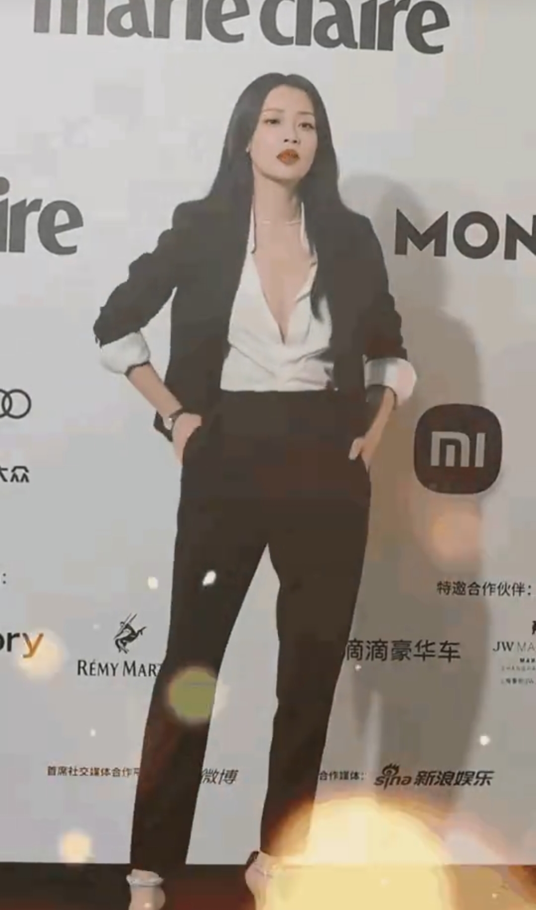 孙怡离婚后愈发大胆了衬衫扣子开到了肚脐眼真不怕走光啊 