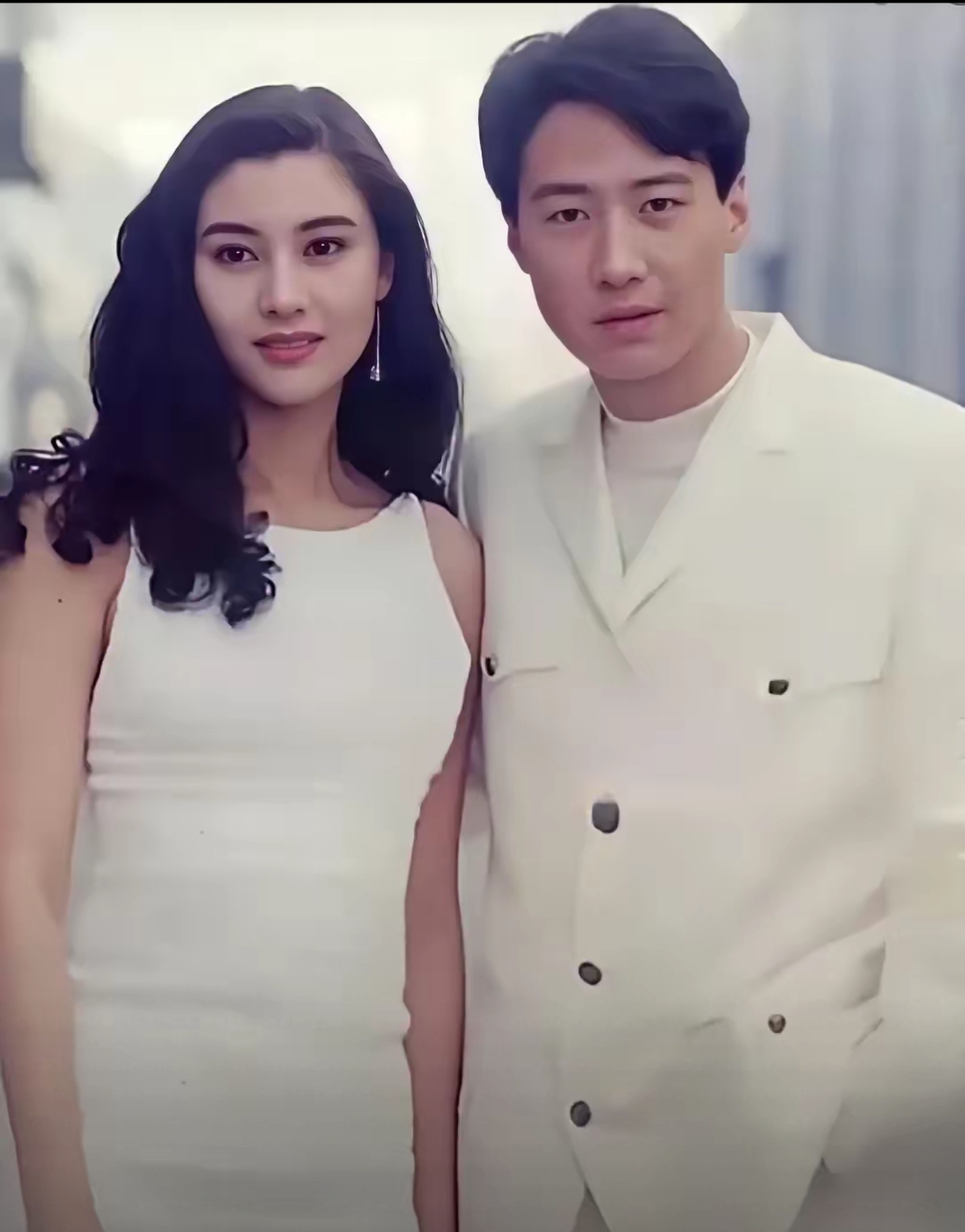 这是1993年27岁的黎明和23岁的李嘉欣的一张合照,男的十分英俊,女的