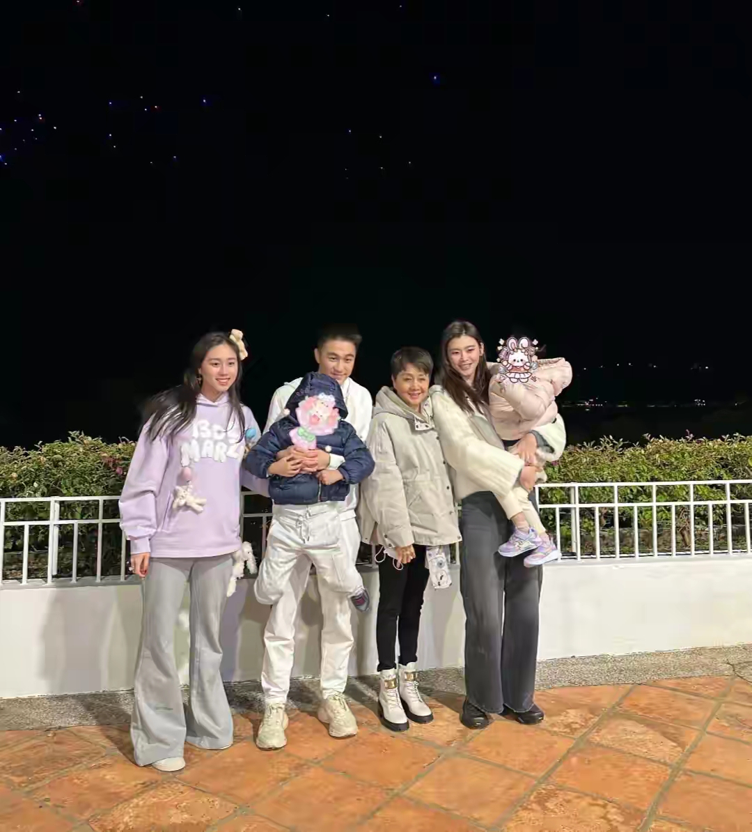白色蕾丝遮不住体态问题四太一句站好秒上热搜