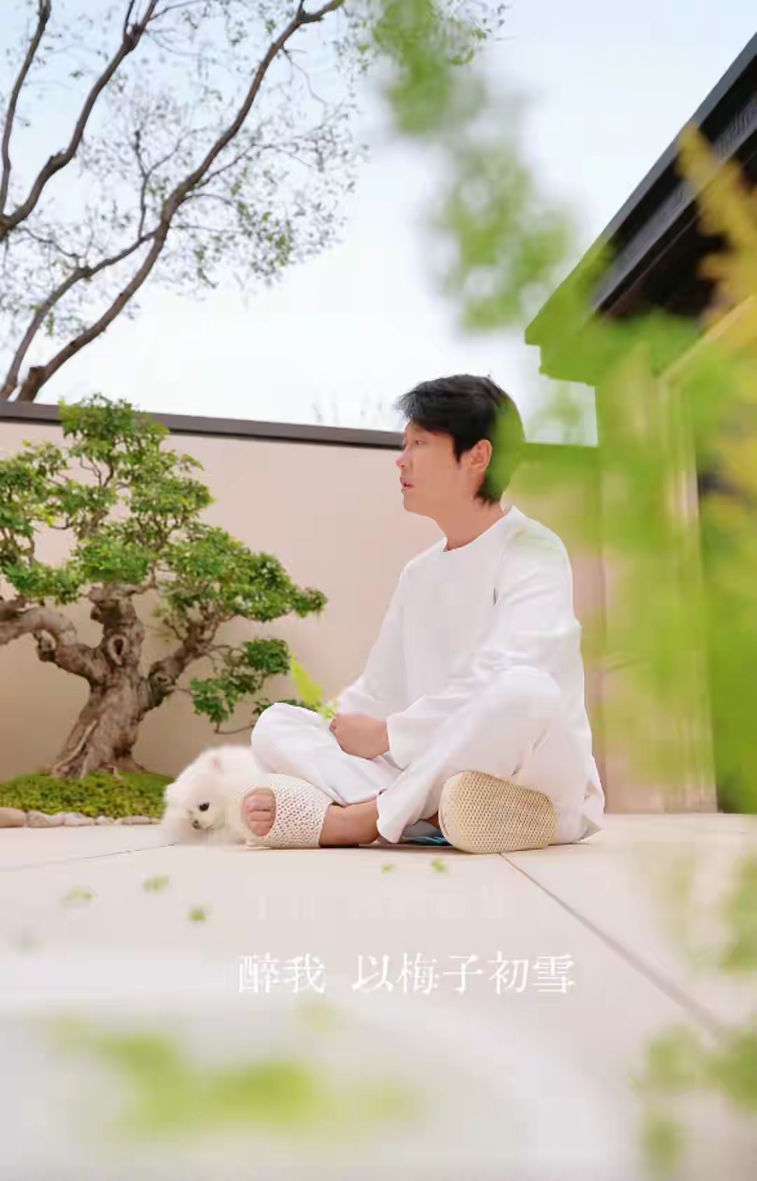 孟鹤堂新年晒闺女女儿也是自来卷已经会坐了蜡笔小新侧脸好萌