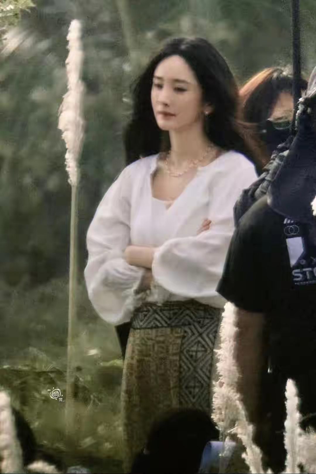 杨幂海南拍戏路透穿白衬衫卷发好优雅好漂亮连头发丝都是美的
