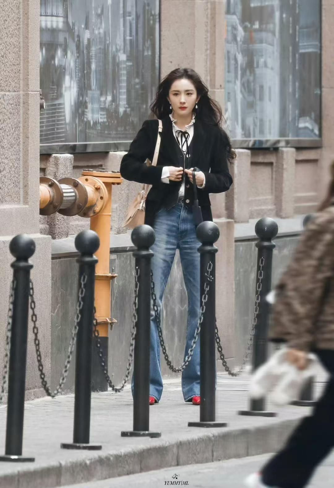 杨幂新剧路透图泄露角色被调侃为拼命三娘剧情引发好奇她赤脚狂奔