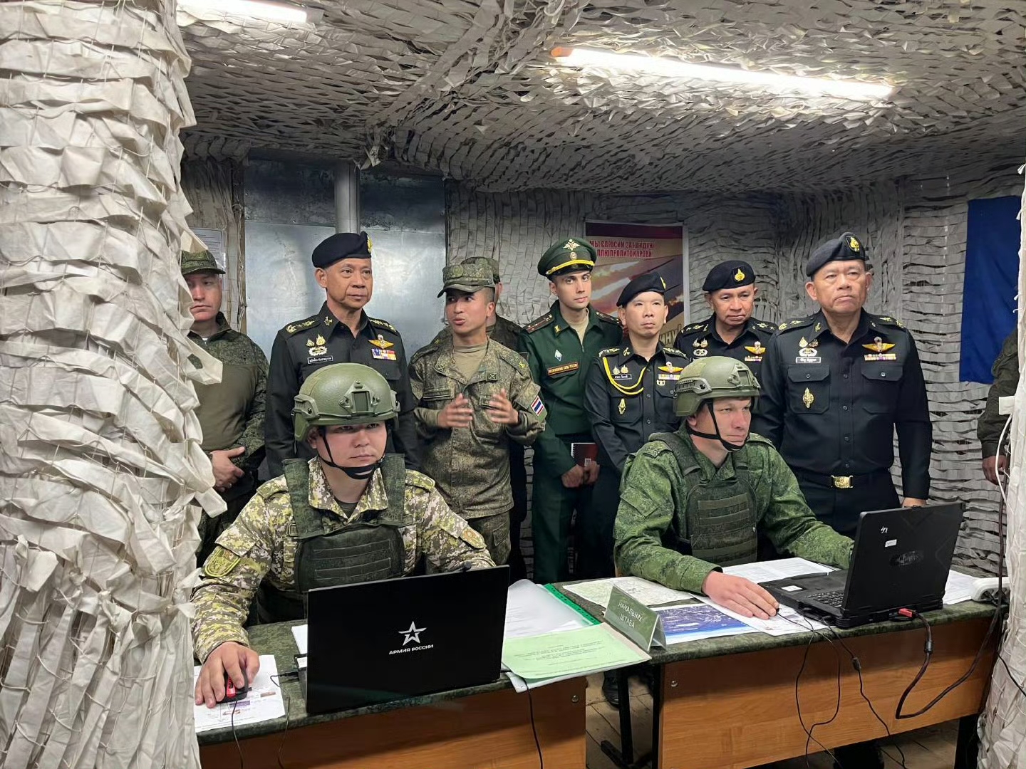 这些都是泰国的陆军代表团成员,闲来无事跑去俄罗斯学习炮兵作战经验