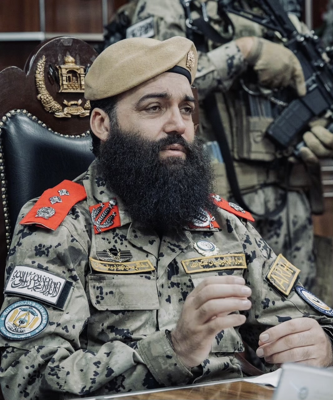 阿富汗的警察部队换上了新制度,都是大胡子兵一个个彪悍的很,想当年这