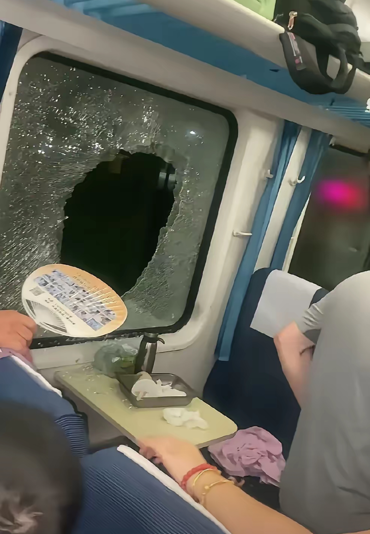 的不仅是物理空间的禁锢更是一场t179次列车脱轨侧翻爆裂末班车内