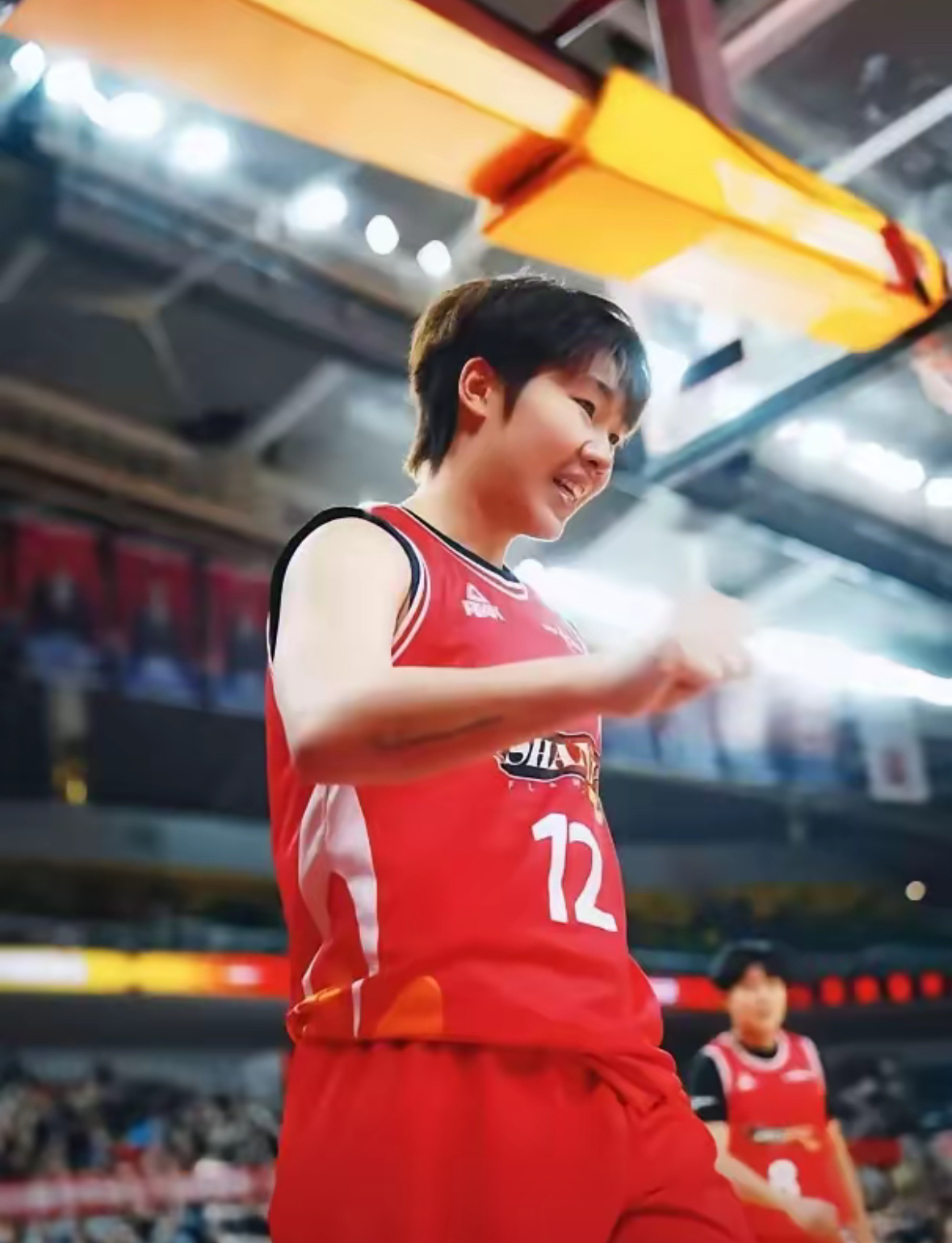 婕的两次失误像投入湖面的石子,激起的涟漪里,既有年轻球员的成长阵痛