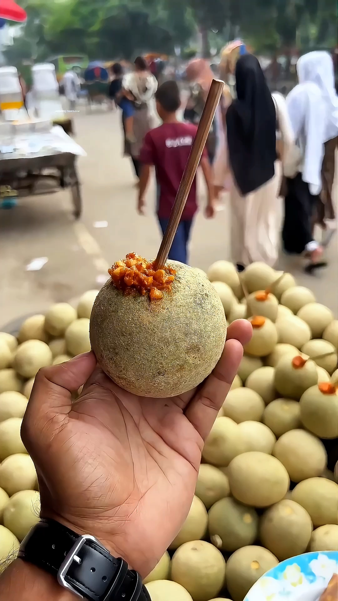 国外街头的奇葩美食,大家知道这是什么水果吗