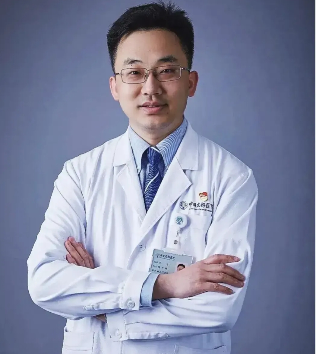 常说兔子不吃窝边草,可这男的就专爱这么干