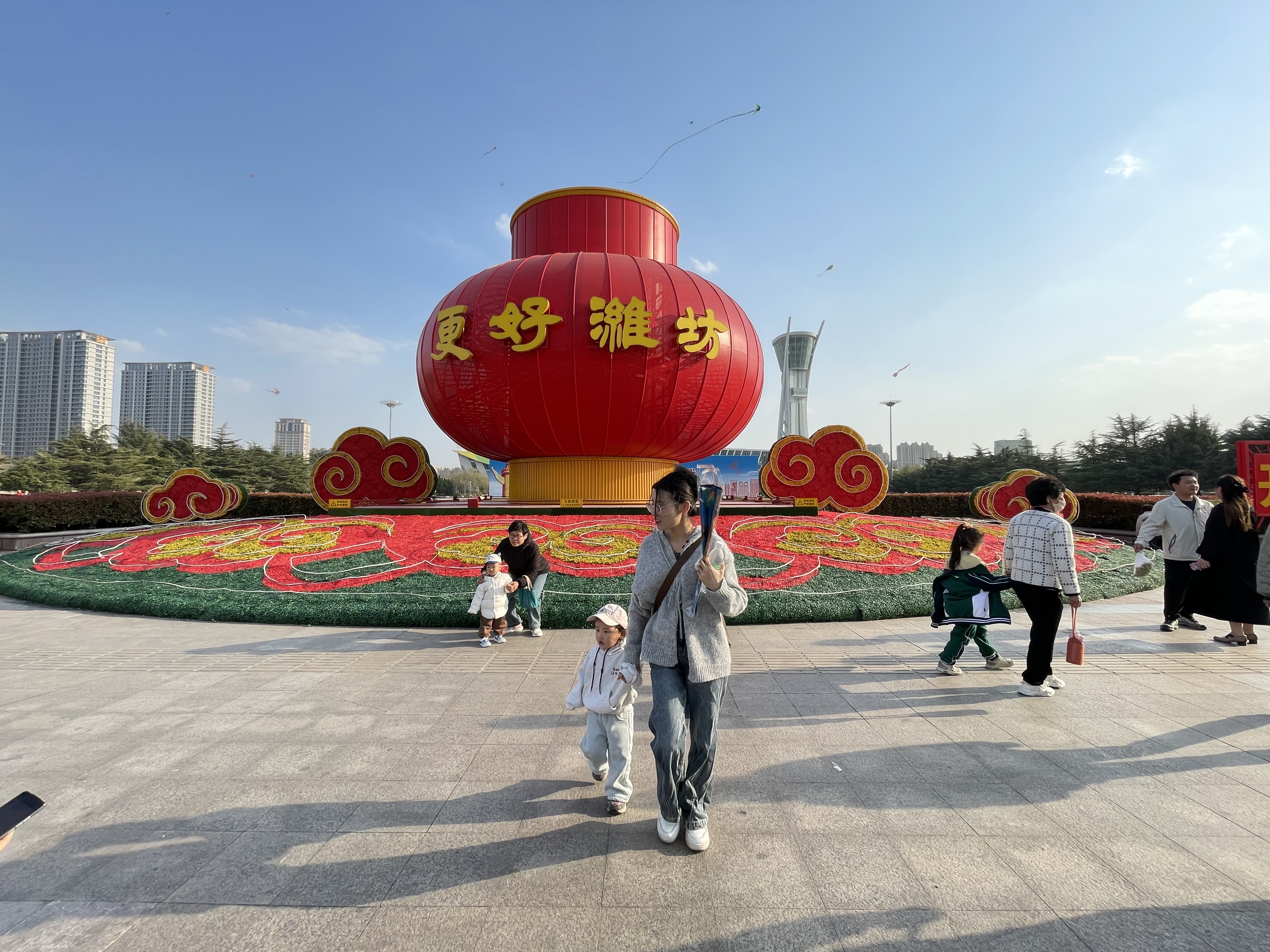 不负春光趣踏青# 这个春天,来潍坊旅游吧,这里就是潍坊的人民广场,太