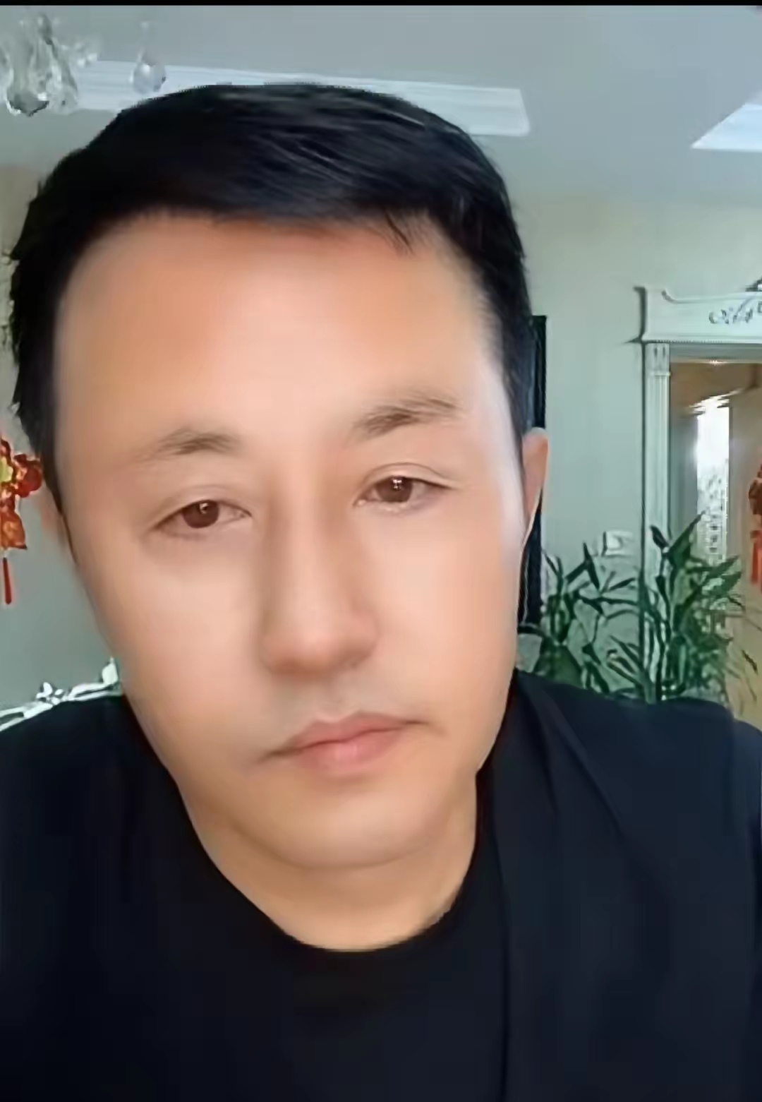 昨天下午本山弟子王小宝〔乡村爱情王长贵扮演者〕开启短暂直播告诉