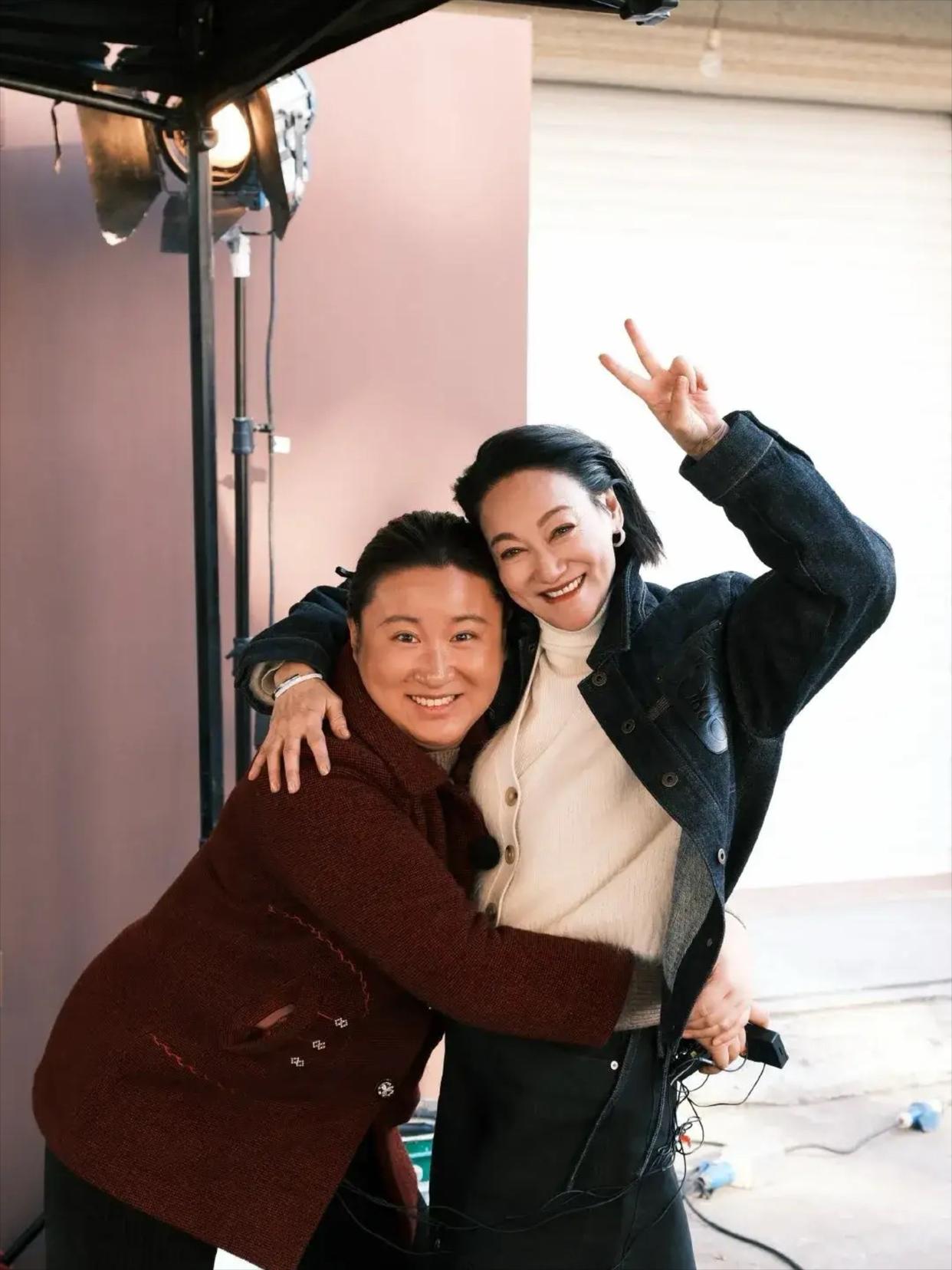 5月20日下午惠英红在社交媒体发文晒出了与锤娜丽莎的合影