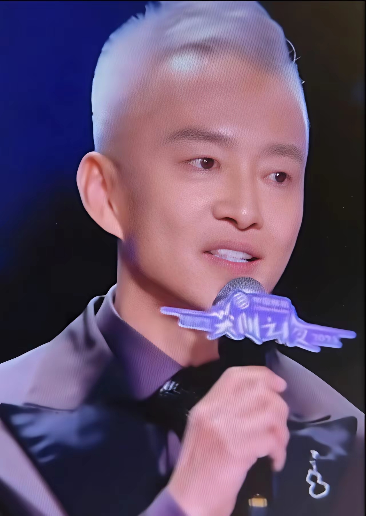 老公白了我一眼说你连他都不认识吗?那《同一首歌》你知道不?