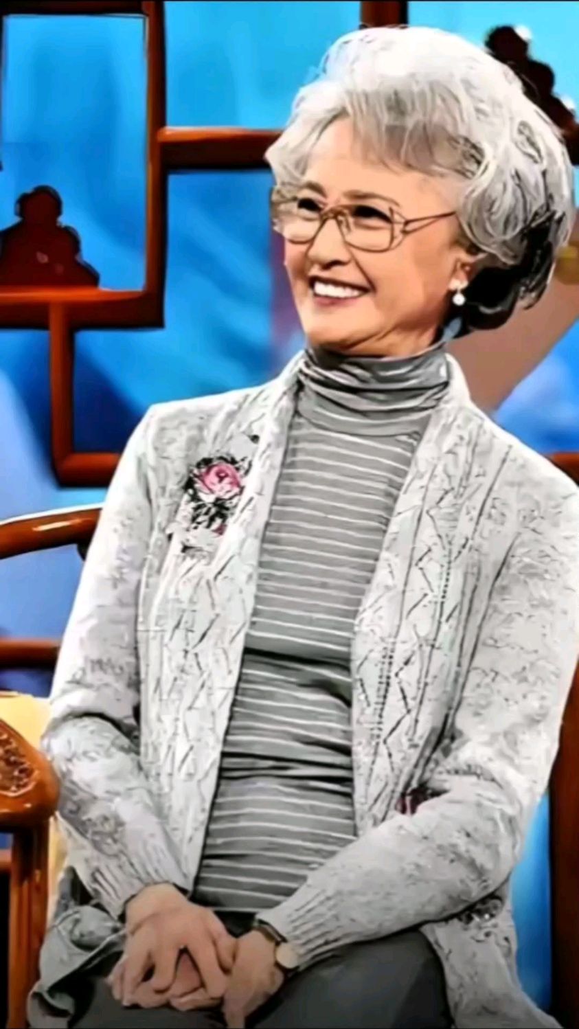 记者:您当年被骗演白骨精,后悔吗?杨春霞:戏成了经典,值了