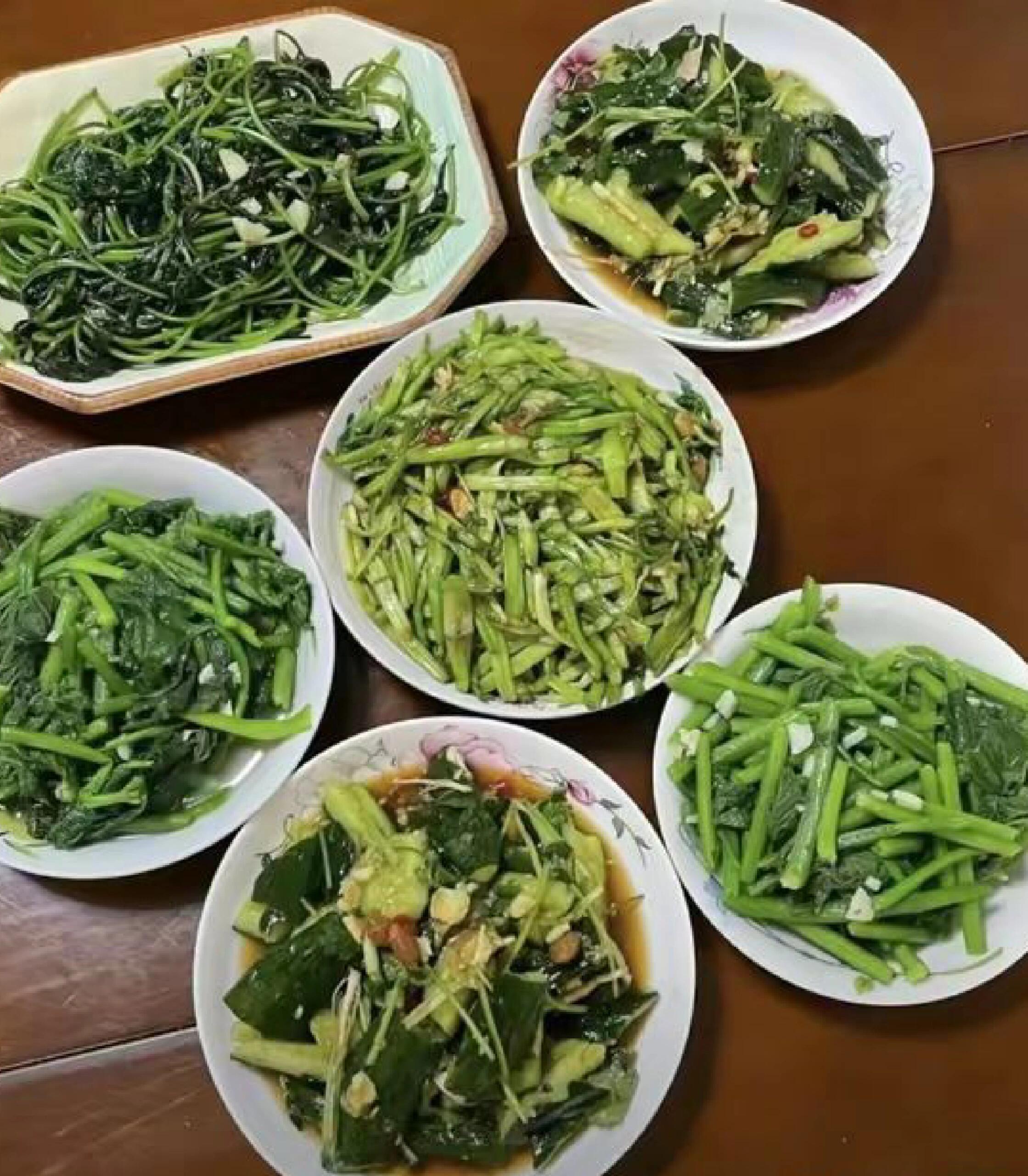 不想煮饭了,去朋友家蹭饭,结果她就炒了 满满一大桌子菜