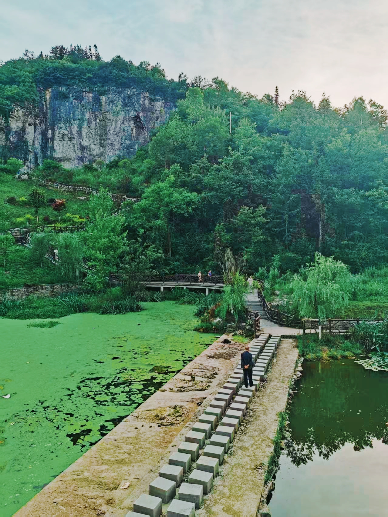 湖北建始花坪平均温度25度,是不可多得的避暑胜地,被誉为最美小西湖