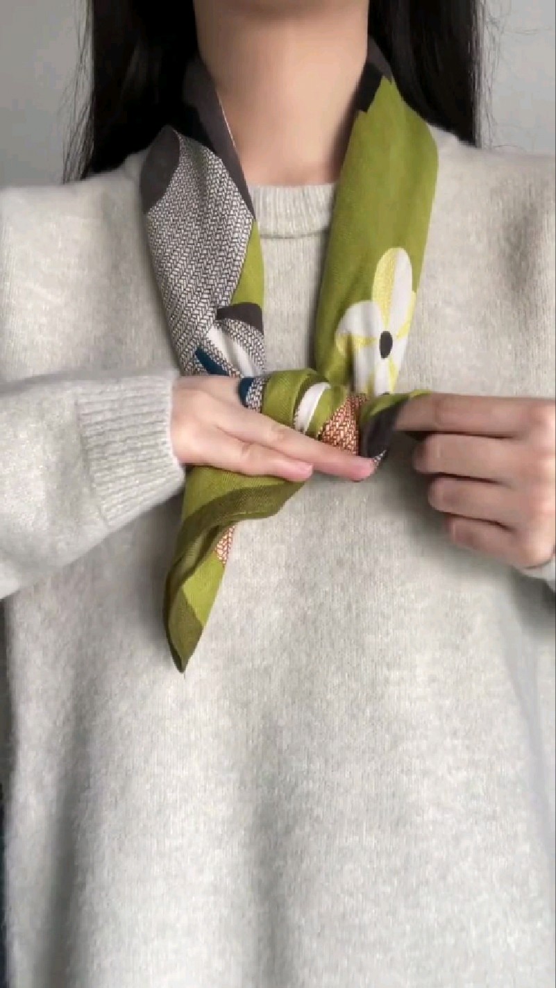 解锁圆领上衣与丝巾的叠加搭配,显瘦保暖!