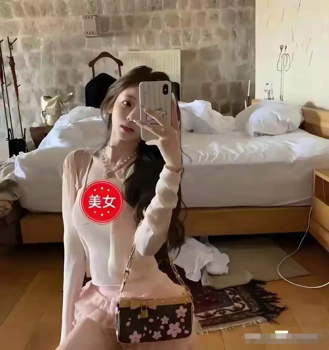 懒懒的美很特别,白里透红像个可爱的瓷娃娃