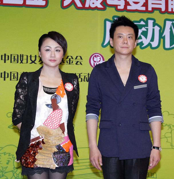 曹颖脸肉肉的时候和王斑还是蛮有夫妻相的,后来曹颖瘦了,他们夫妻相也