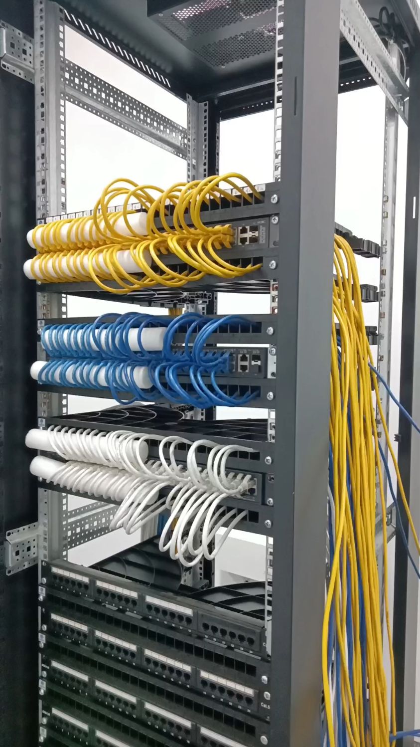 通道式理线架让机房线路整齐又美观