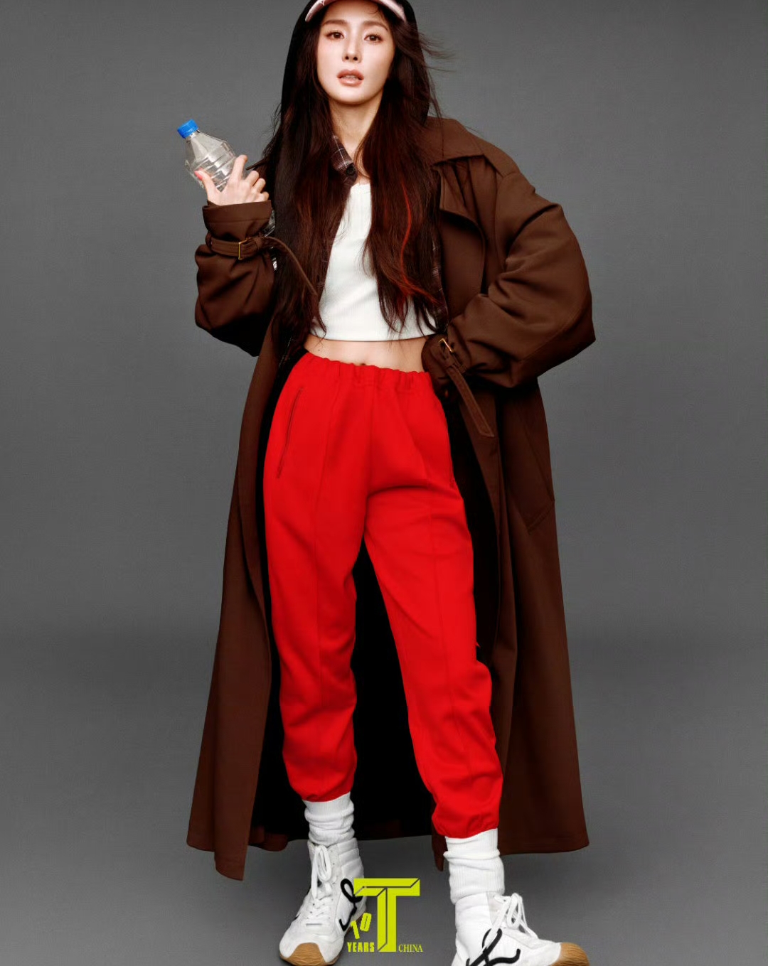 这次,杨幂化身《t锦绣》六月刊封面女郎,用镜头演绎不设限的旅行故事