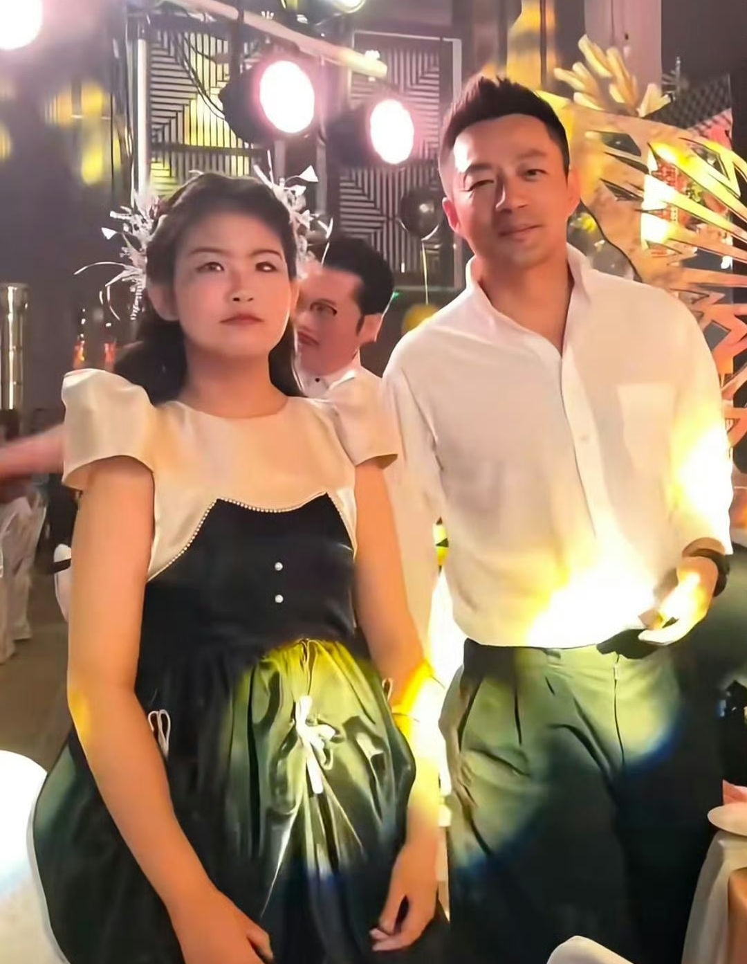 汪小菲到内蒙古参加朋友婚礼脸色憔悴状态差被新郎点名感谢