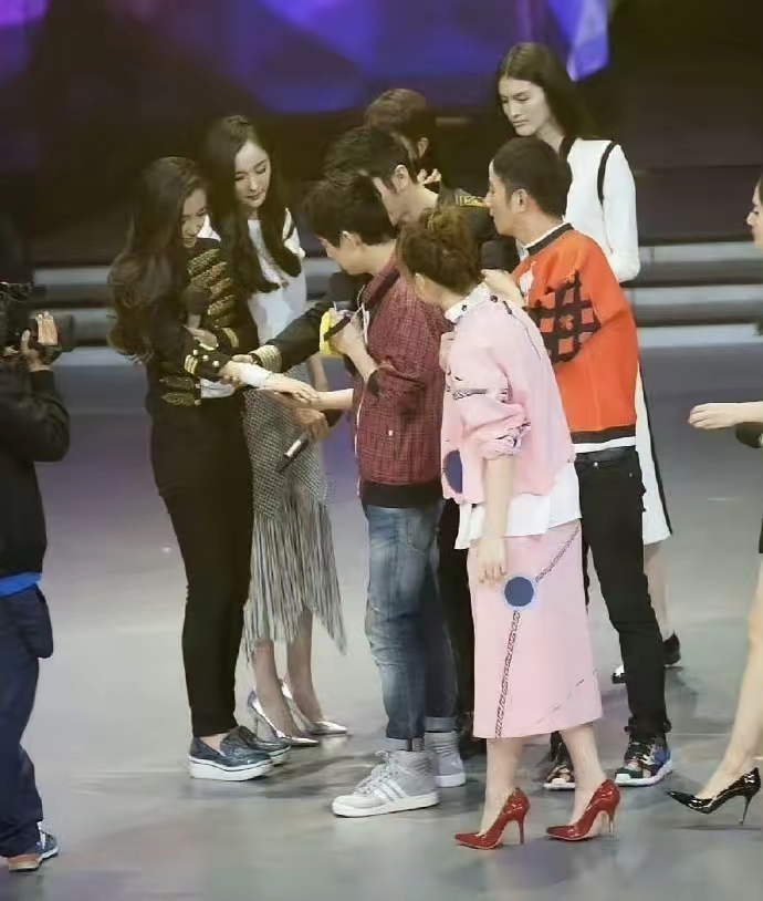 当年湖南卫视跑男的旧照片, 那时的杨颖baby还是黄晓明手心里的宝