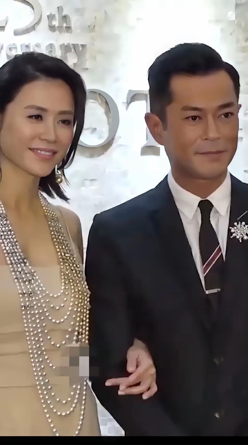 古天乐和宣萱一起合影,古仔会拿手臂碰碰宣萱,示意让宣萱挽着他的手臂