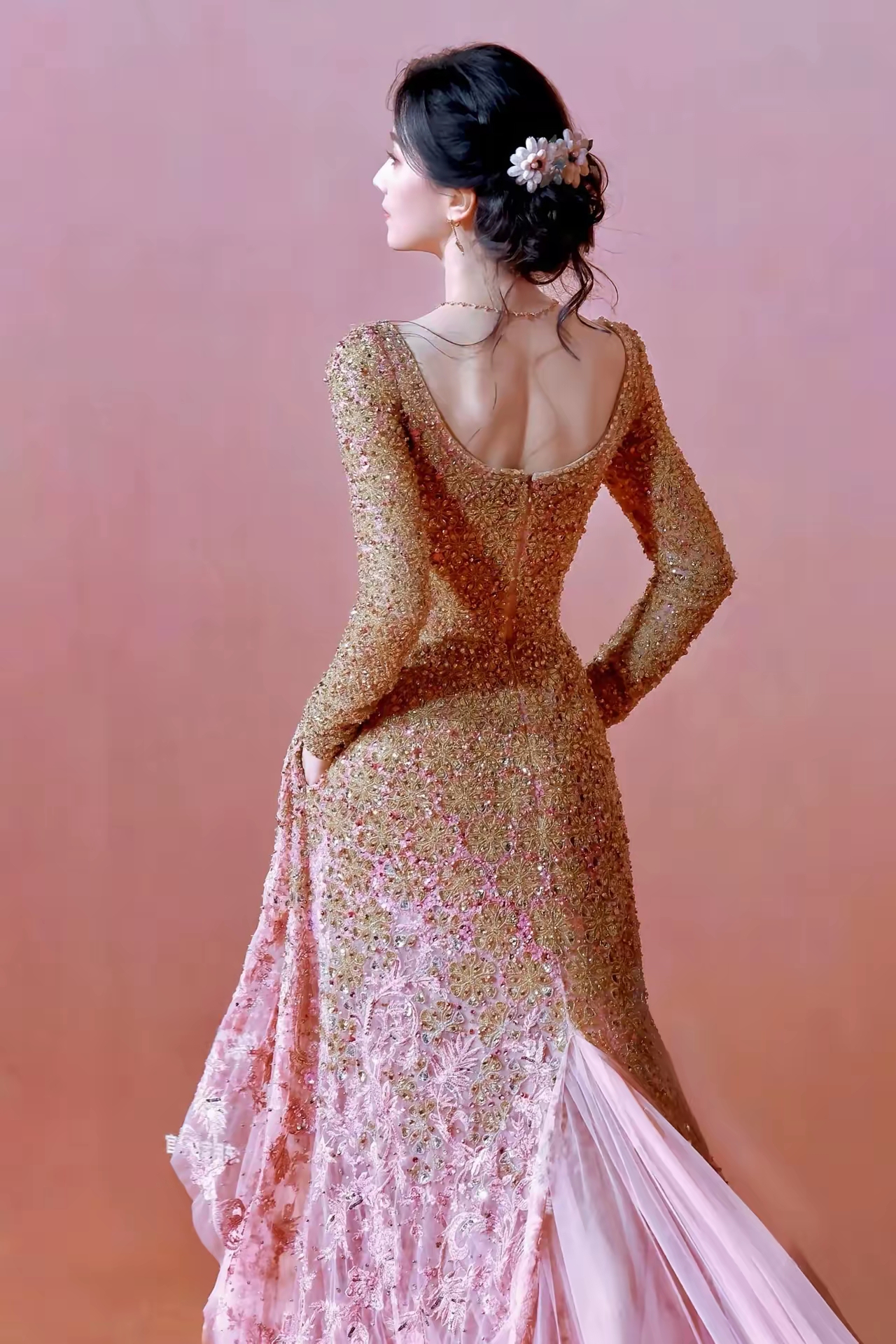 天鹅颈 蝴蝶背 发间点缀的绒花, 这背影杀,真是绝了!