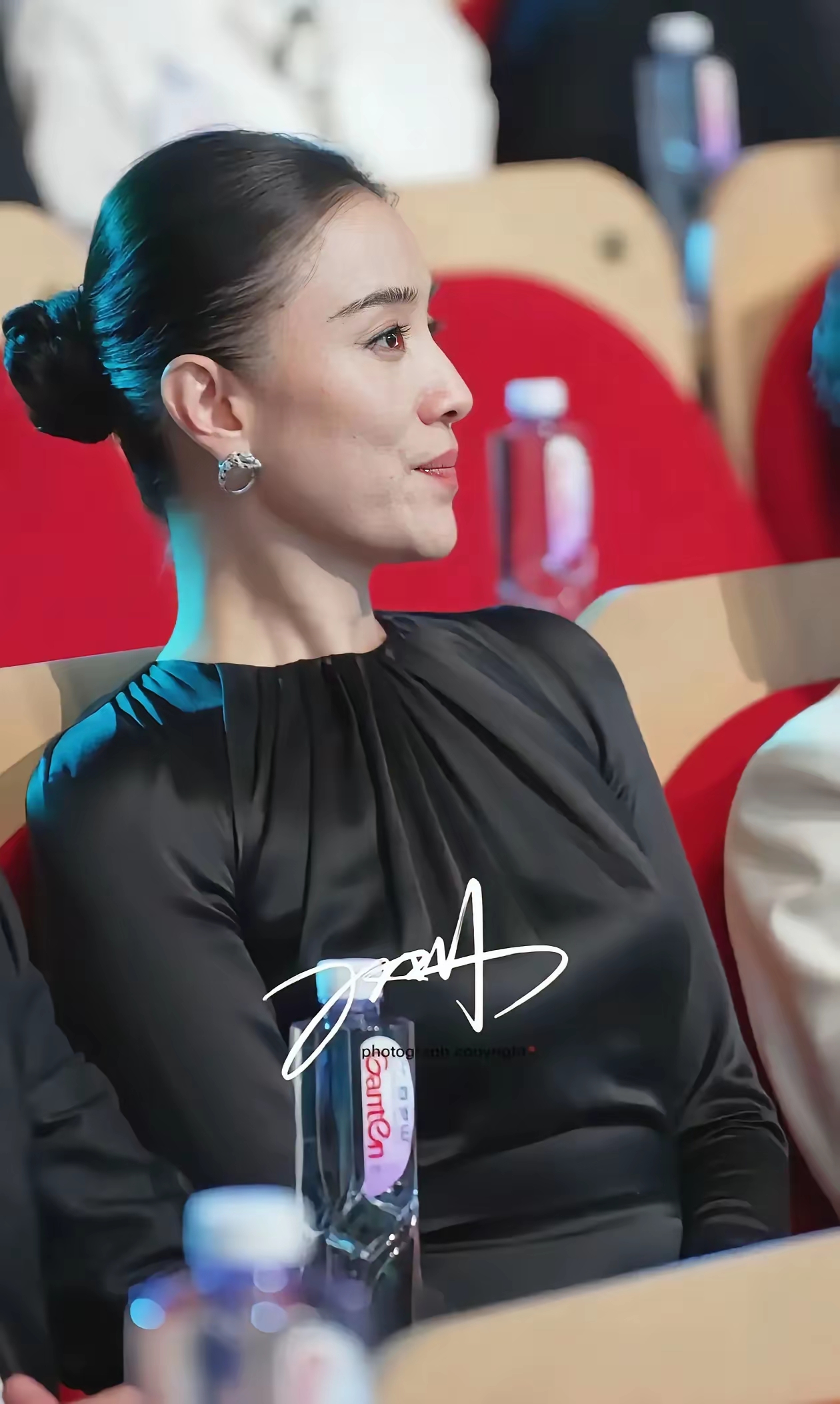 人上了年纪你脸保养的再好脖子还是显现出来了 看看宋佳这脖子 上了40