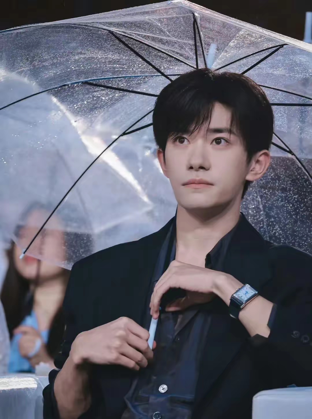 也不是周杰伦,而是早就专注去拍电影的易烊千玺