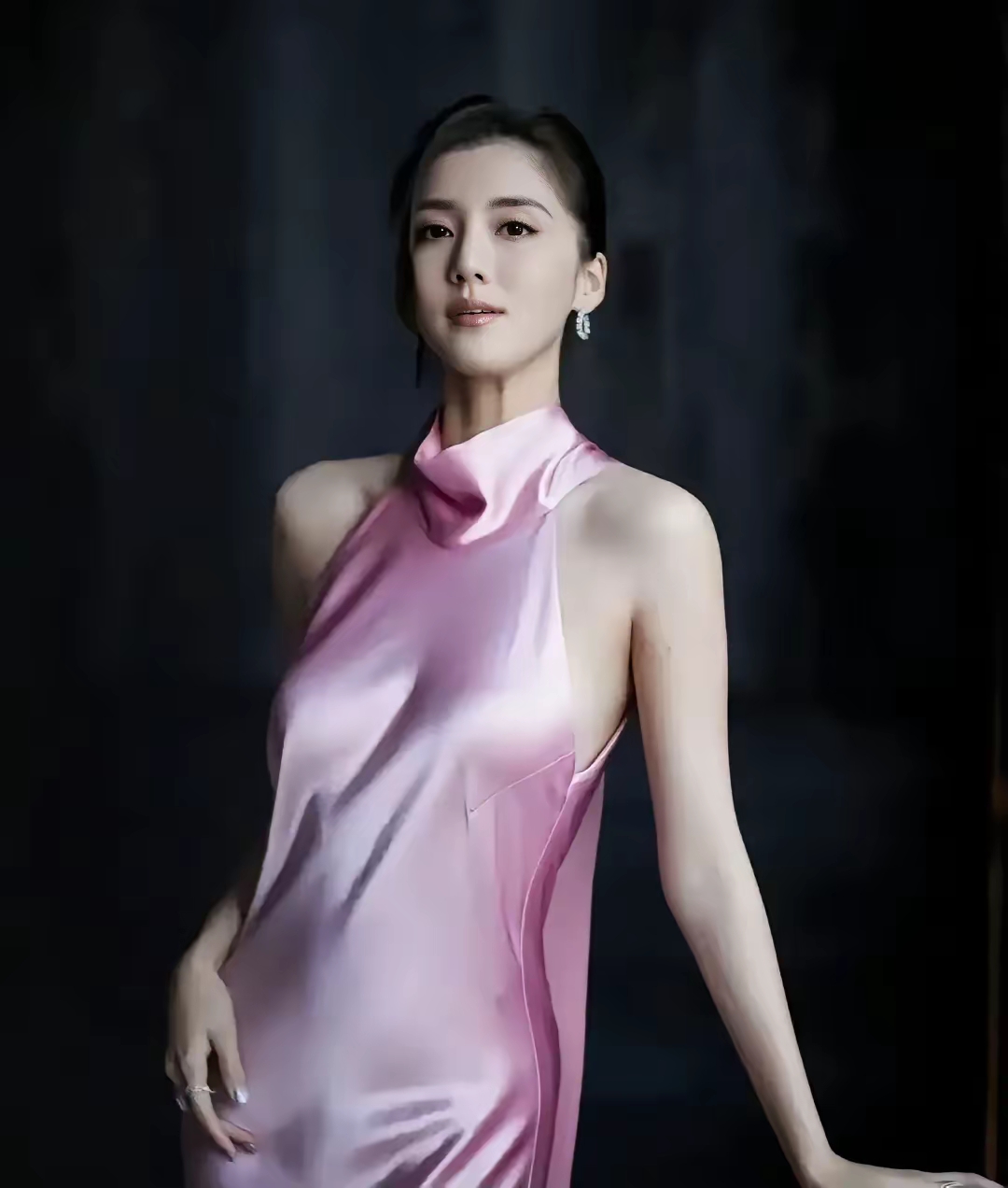 吴千语如今是妥妥的豪门阔太,她肤白貌美,还有着令人艳羡的大长腿