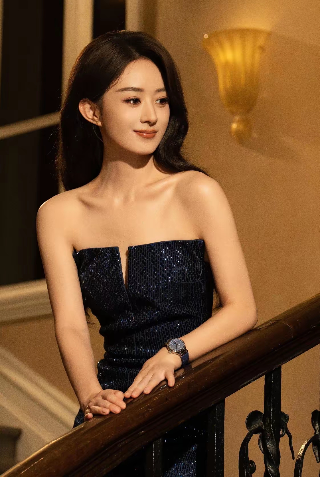 赵丽颖身披波浪长发,一袭黑色亮片抹胸裙尽显优雅风情
